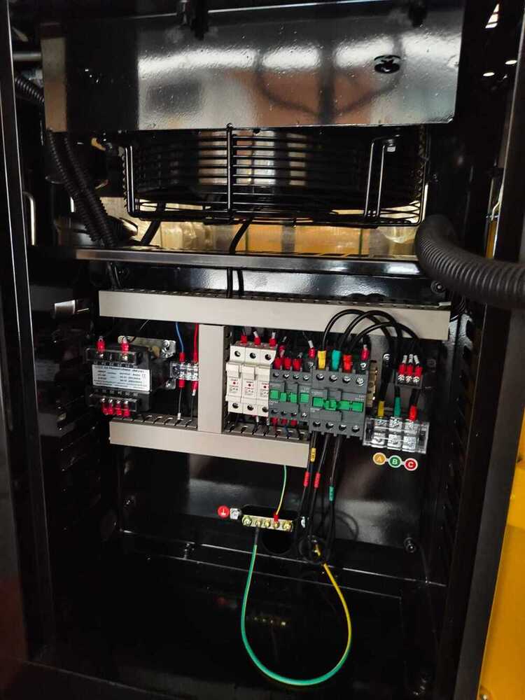 Screw Air Compressor - Air Flow Capacity: 85 Cubic Feet Per Minute (Ft3/min)