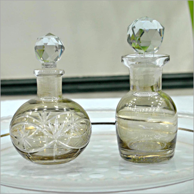 कटी हुई कांच की इत्र की बोतलें