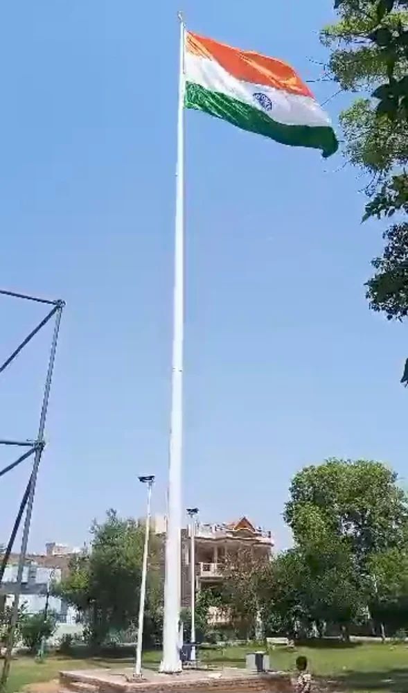 High Mast Flag Pole - Color: Silver