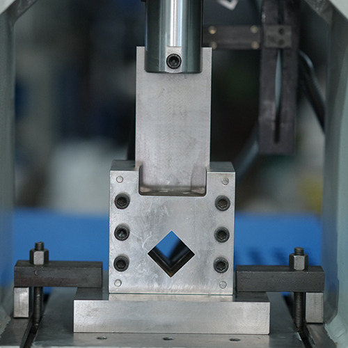 PIPE CUTTING MACHINE