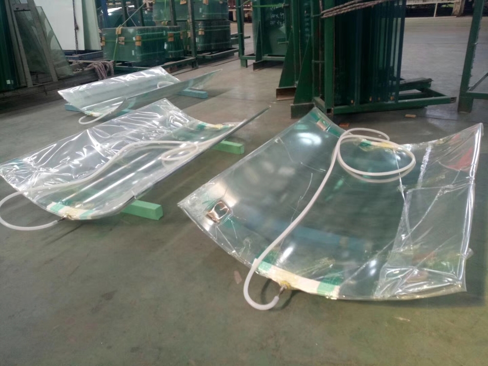 Vacuum bagging film for laminated glass application