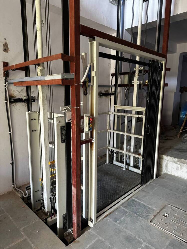 Hydraulic Cargo Lift