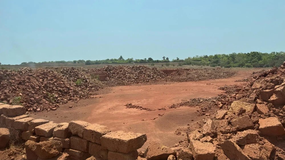 Bauxite Ore - 46%-48% Bulk Grade, Brown Granules, 5-15% Moisture, 99% Purity | Industrial Application, Loose Bulk Packaging