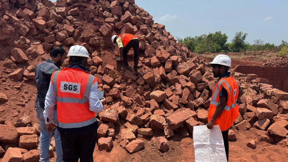 Bauxite Ore - 46%-48% Bulk Grade, Brown Granules, 5-15% Moisture, 99% Purity | Industrial Application, Loose Bulk Packaging