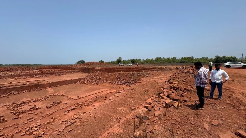 Bauxite Ore - 46%-48% Bulk Grade, Brown Granules, 5-15% Moisture, 99% Purity | Industrial Application, Loose Bulk Packaging