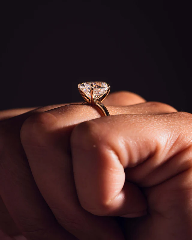 Oval-cut Diamond - Color: White