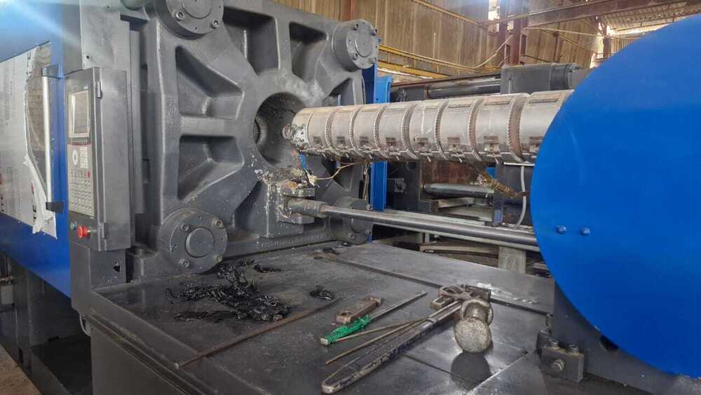 Nigata 350 Ton Injection Moulding Machine - Feature: Heavy Duty