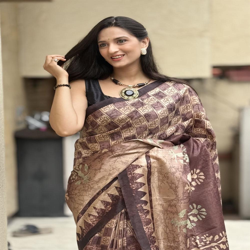 औपचारिक भूरे रंग की साड़ी