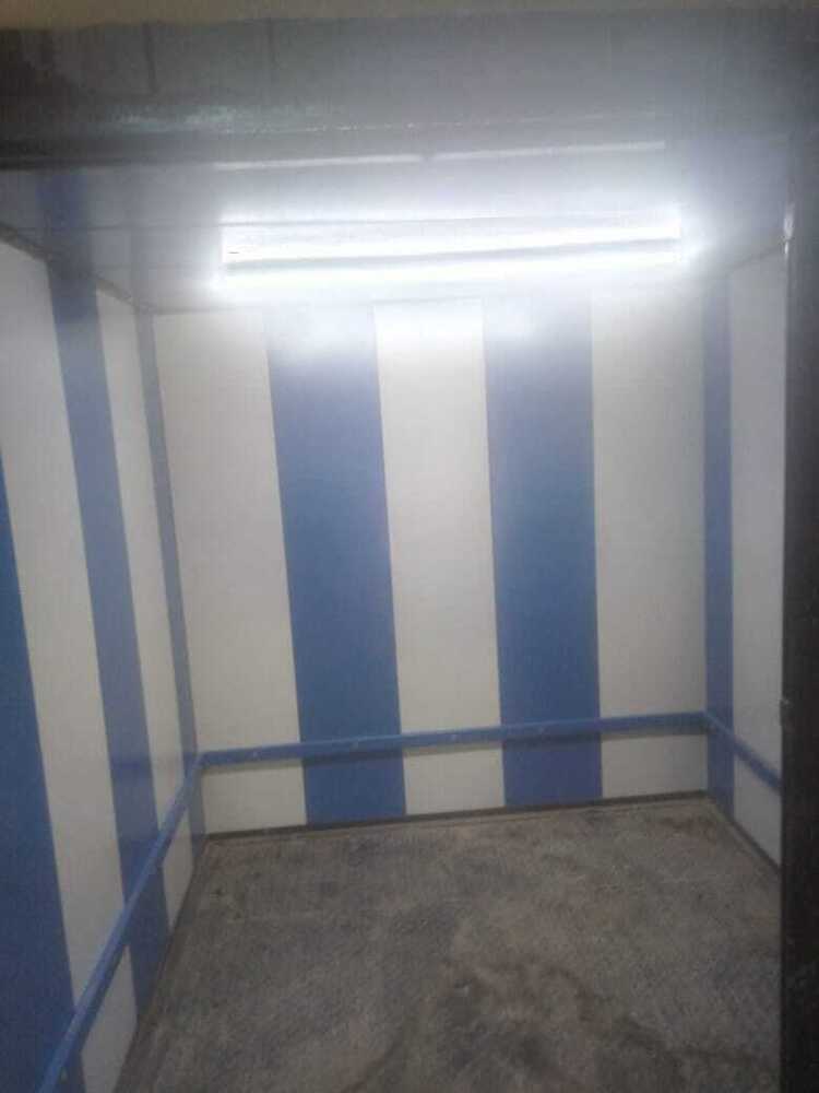 कार्गो लिफ्ट के साथ सामान लिफ्ट
