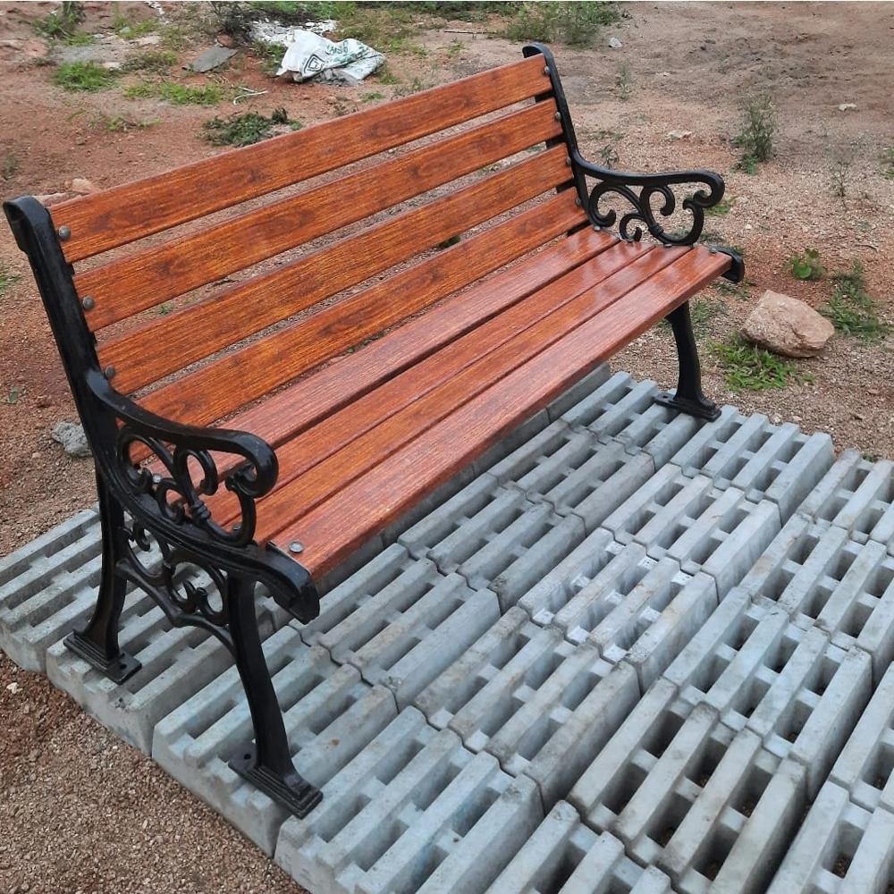 Cast Iron Leg Garden Bench - Color: Brown