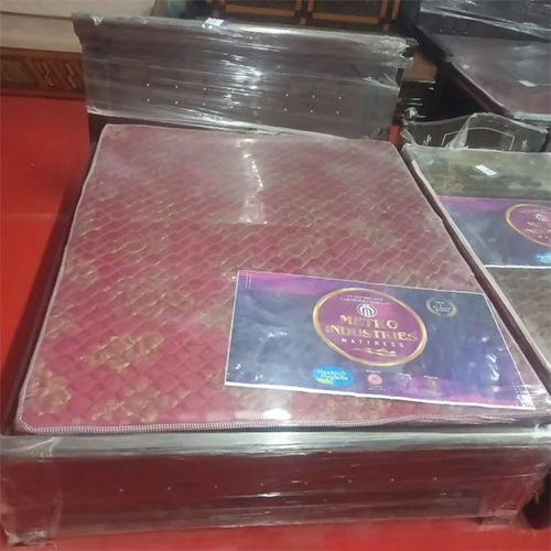 लकड़ी का बिस्तर