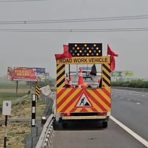 Solar Directional Arrow Board For Safety Vehicle - Body Material: Metal