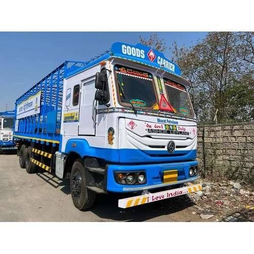 कैबिन के साथ ट्रक बॉडी
