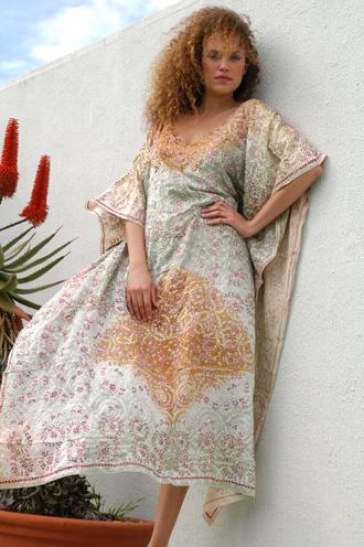 हाथी से कढ़ाई के साथ सिल्क बान्धेज कफतान