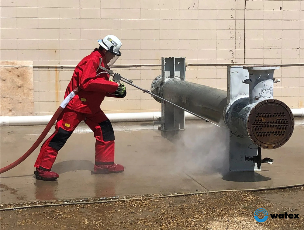 Heat exchanger cleaning with water jet