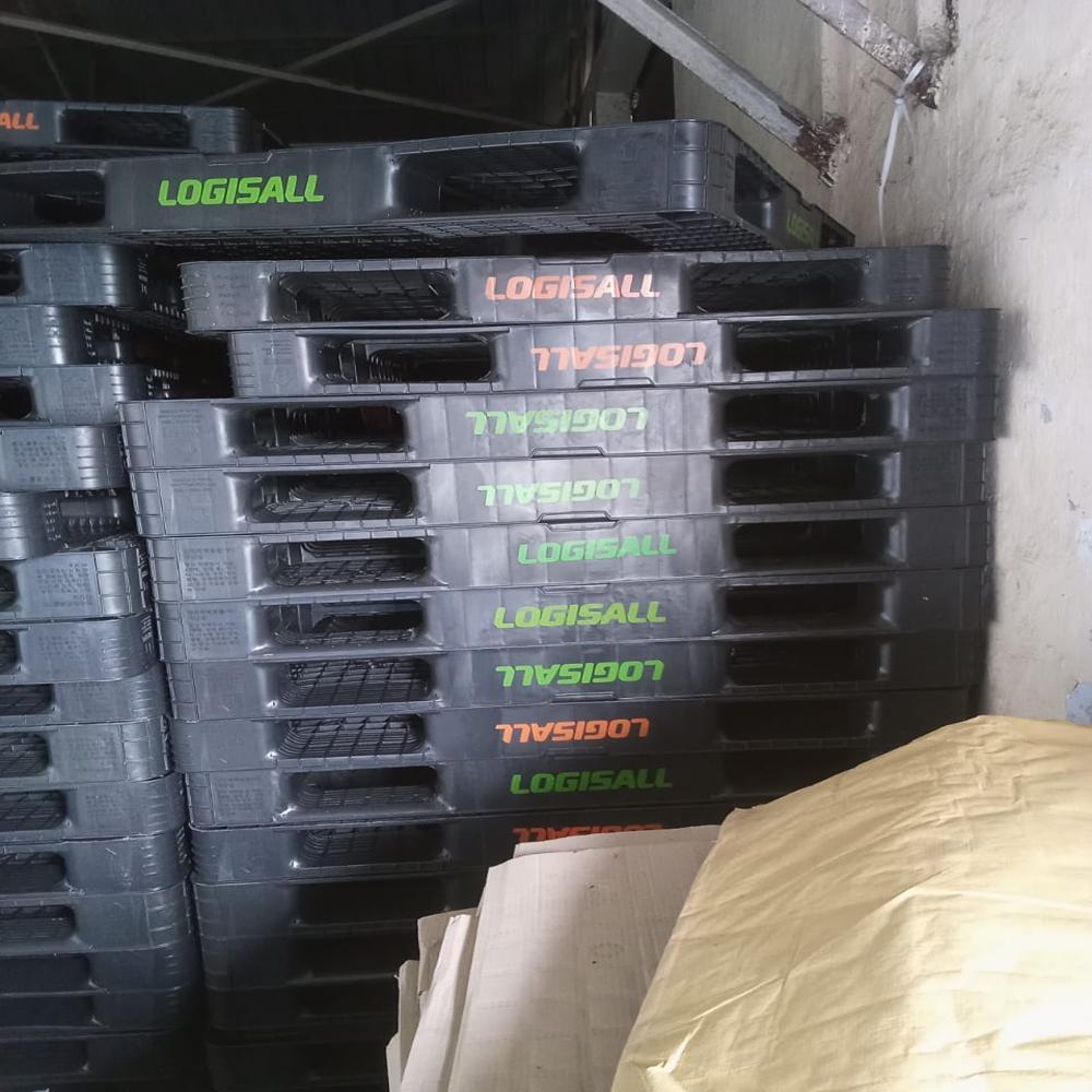 PLASTIC PALLETS