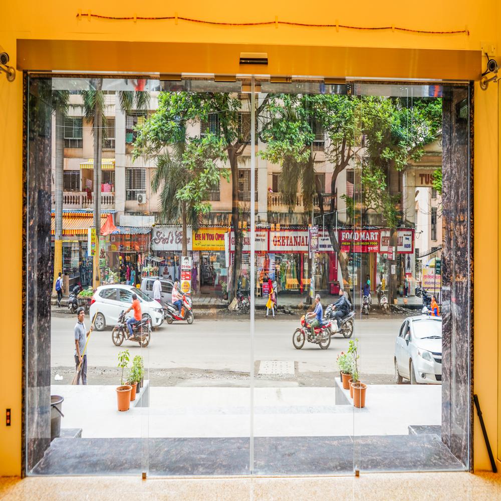 Automatic Sectional Commercial Sliding Door - Color: Transparent