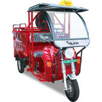 Red Yaan E Rickshaw Loader - Charging Time: 8 Hours