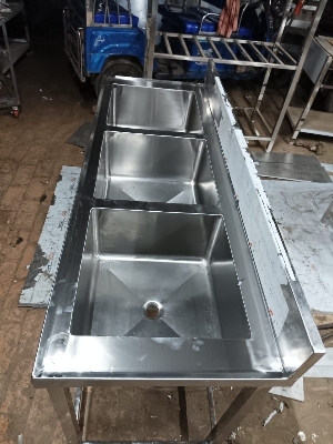 Three sink unit