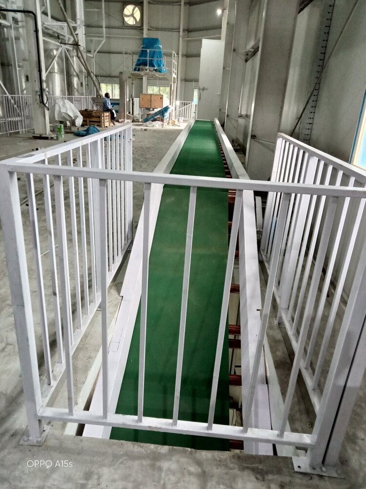Flat Belt Conveyor With Side Working Platform - Material: Mild Steel
