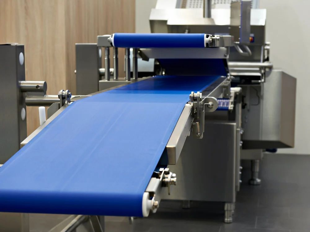 Flat Belt Conveyor With Side Working Platform - Material: Mild Steel