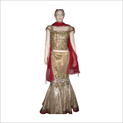 कढ़ाईदार डिज़ाइनर लहंगा