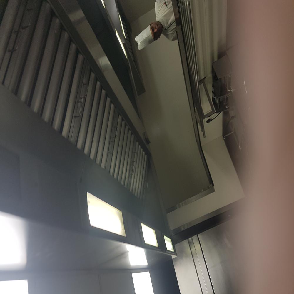 Chimney Hood - Exhaust Capacity: 1400 M3/h Cubic Meter Per Hour (M3/h)