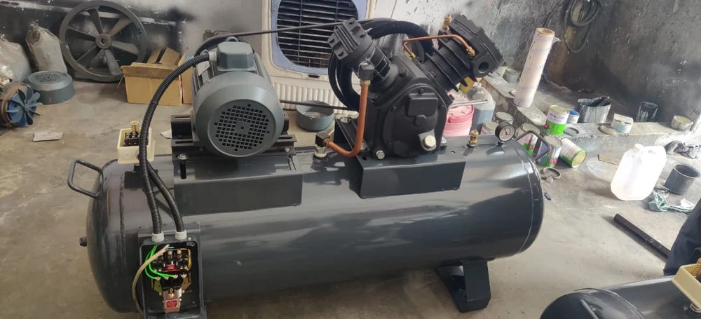 3 Hp Two Stage Reciprocating Air Compressor - Air Flow Capacity: 200 Liter (L)