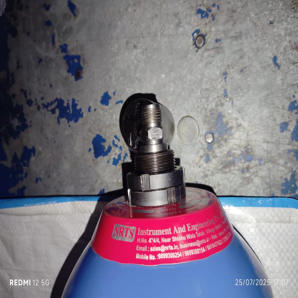 Bladder Type Accumulator - Steel Body, Standard Size, Blue Color | Hydraulic Force, Manual Power Source, Industrial Usage, Good Quality