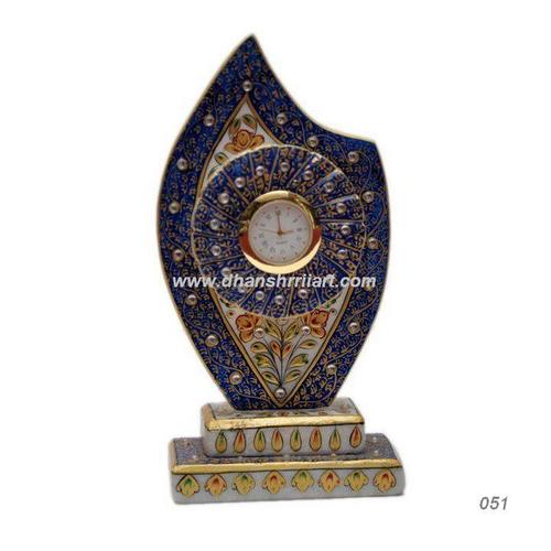 घड़ी के साथ संगमरमर का ट्रॉफी