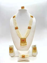 Ladies Pearl Necklace Set - Color: Golden