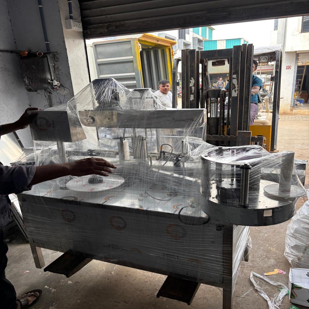 Water bottle sticker labelling machine