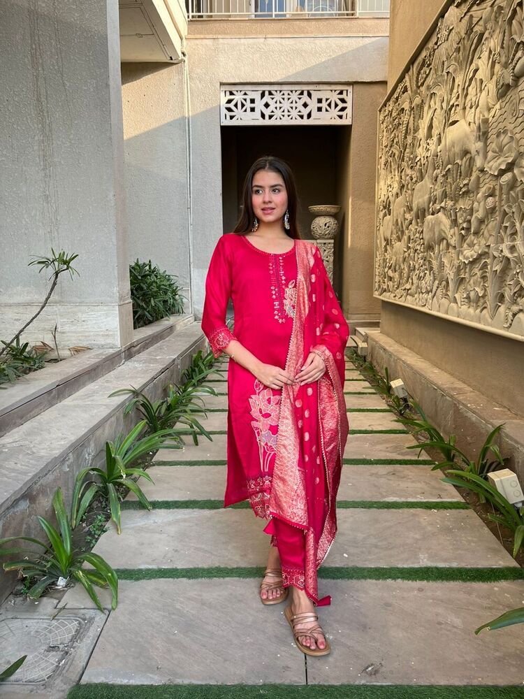 Ladies Silk Cut Work Suit Set - Color: Red