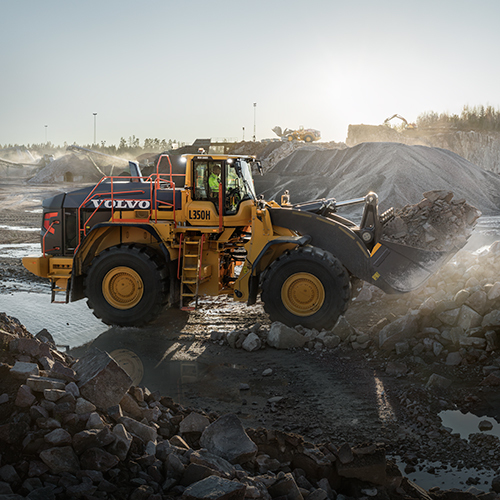 L350h Wheel Loader - Color: Black & Yellow