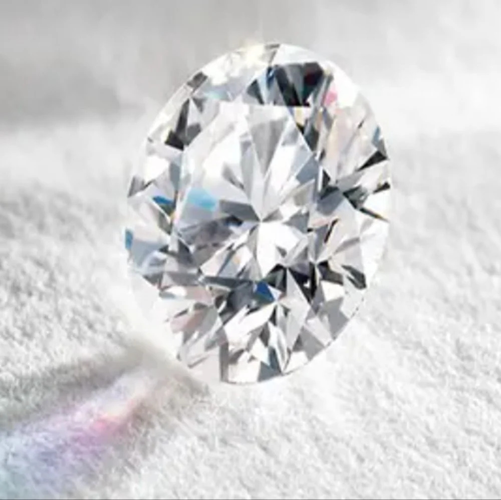 Round Brilliant Lab Grown Diamond - Diamond Color: Natural