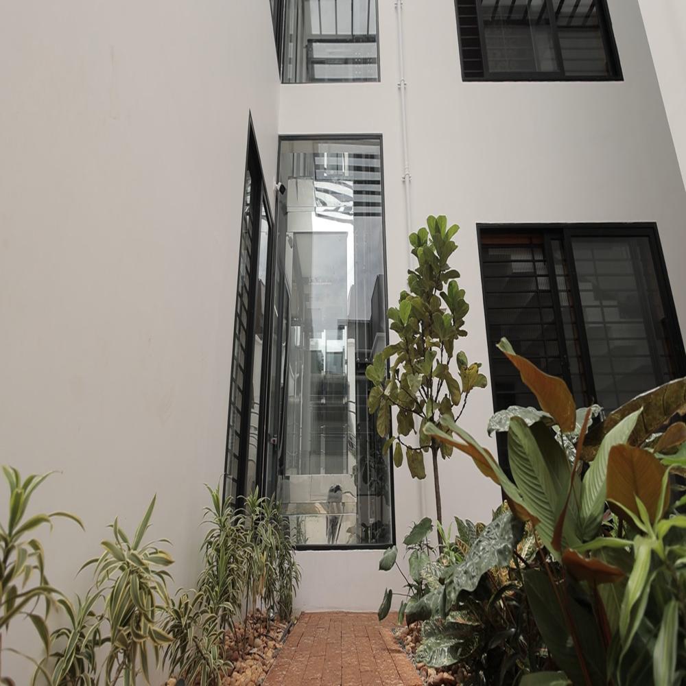 Commercial Electric Elevators - Material: Stainless Steel