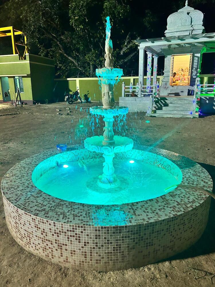 Outdoor Water Fountain - Color: White