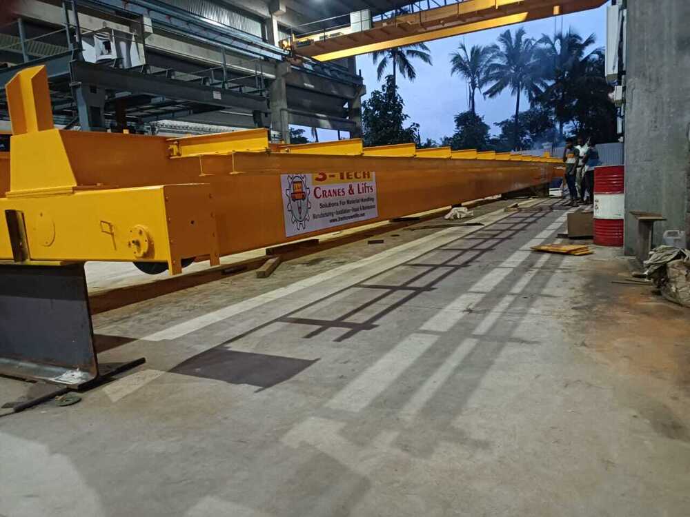 Double Girder Eot Crane - Color: Golden Yellow
