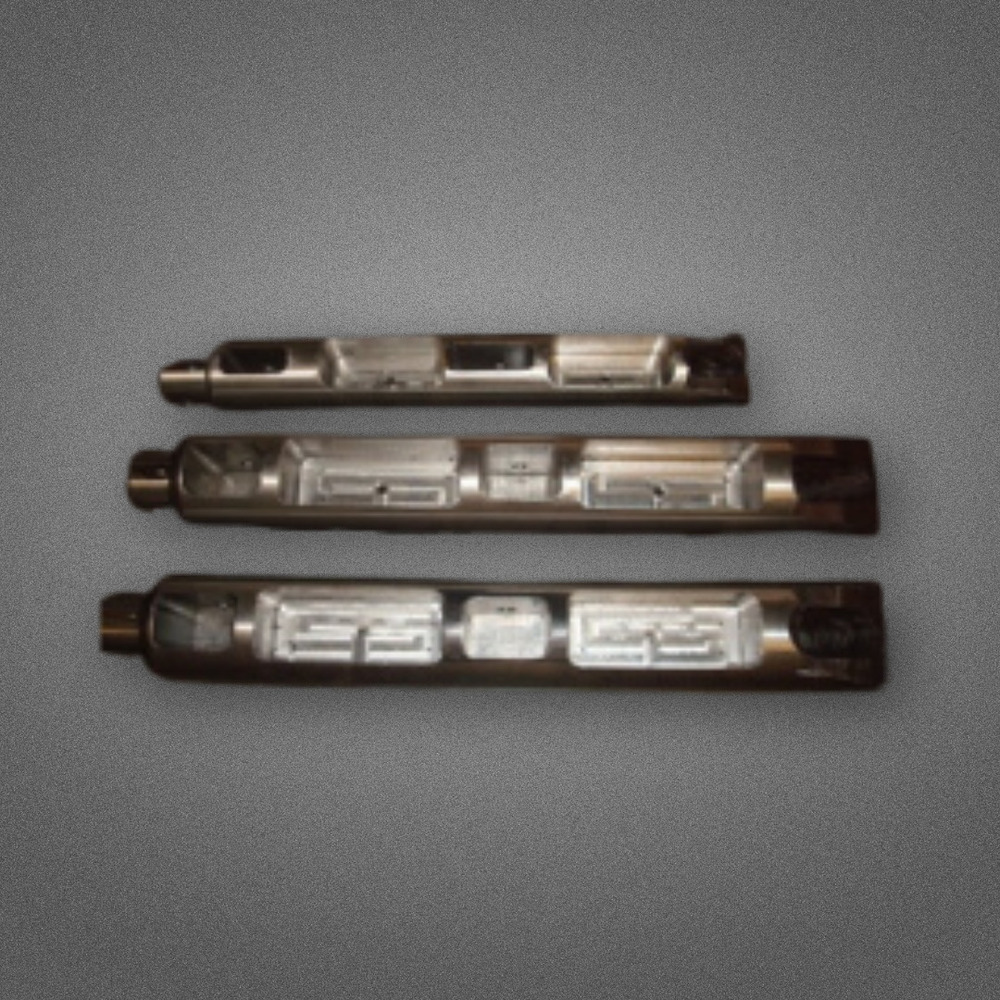 Blow Mould - High-Grade Alloy Steel / Aluminum, Metallic Finish in Silver / Grey, Custom Shape Design , Precision Polished Surface Treatment