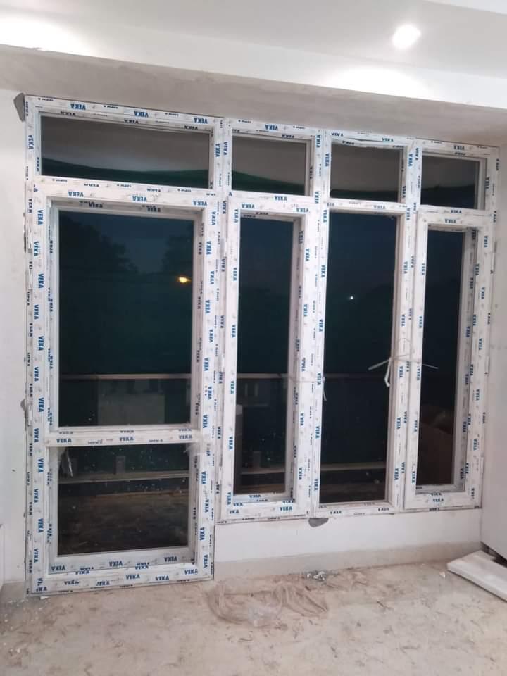 सफेद UPVC खिड़कियाँ और दरवाजे
