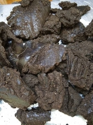 De Oiled Sesame Cake - Color: Brown