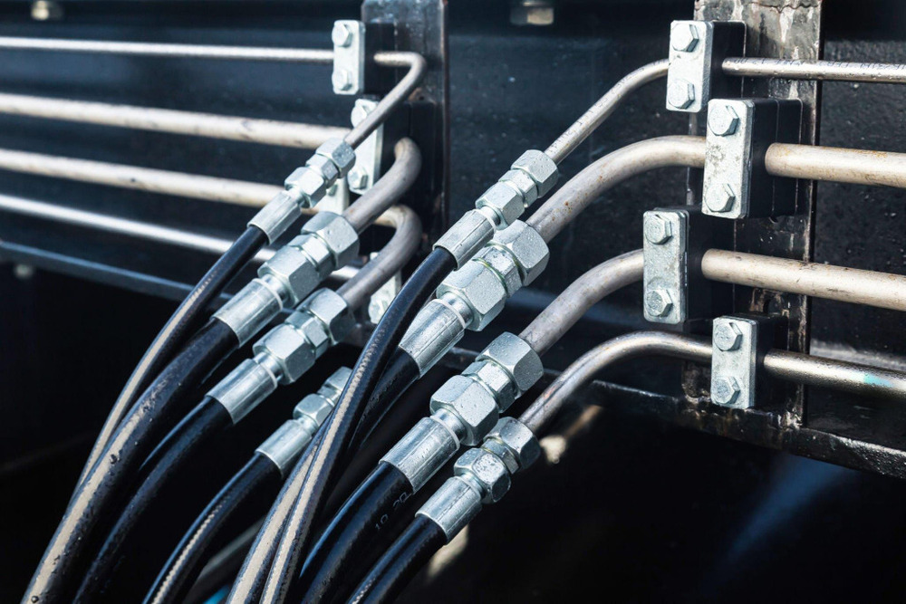 High Pressure Hydraulic Hose System With Connected To Steel Pipe - Color: Black