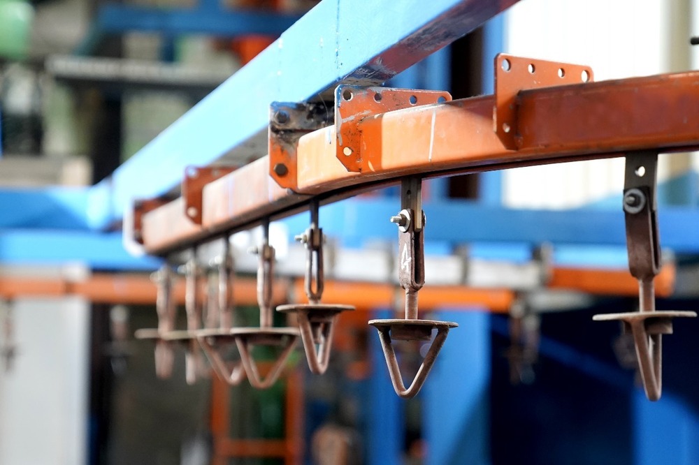 Industrial Overhead Conveyor System - Features: Heat Resistance