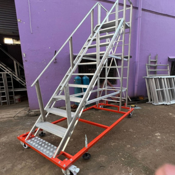 Step Or Stage Or Staircase Ladder - Feature: Wheel