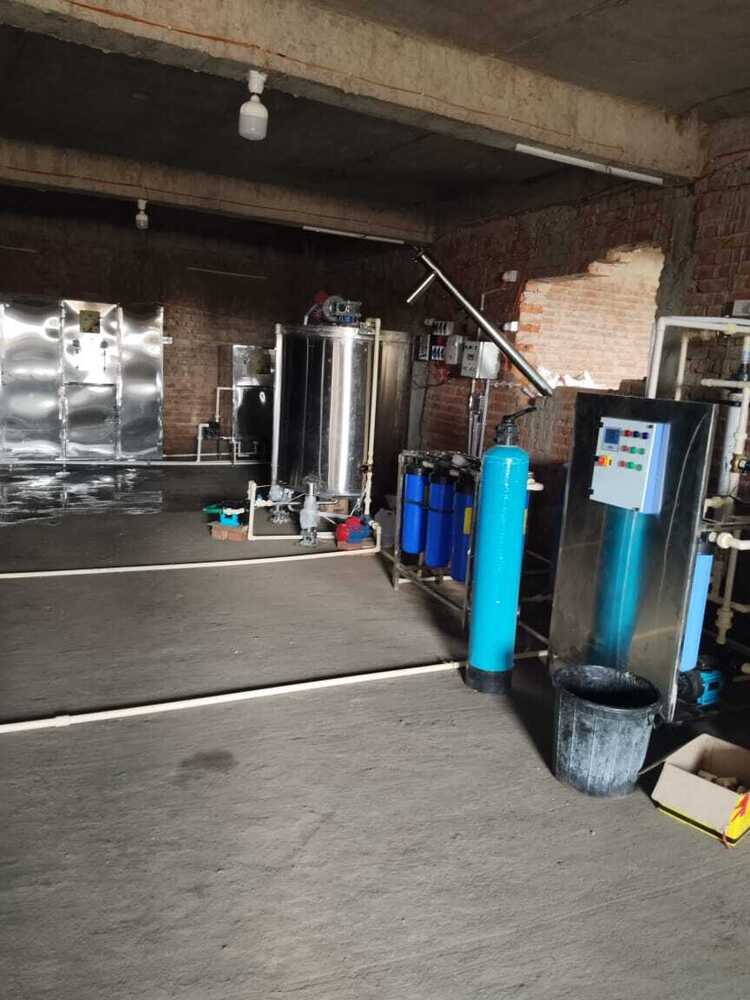 Diesel exhaust fluid making machine 