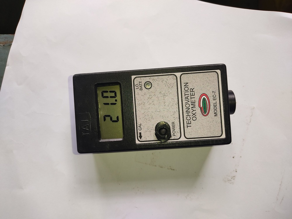 Sr-ec 7 & 77( Oxygen Portable Analyser) - Color: Black
