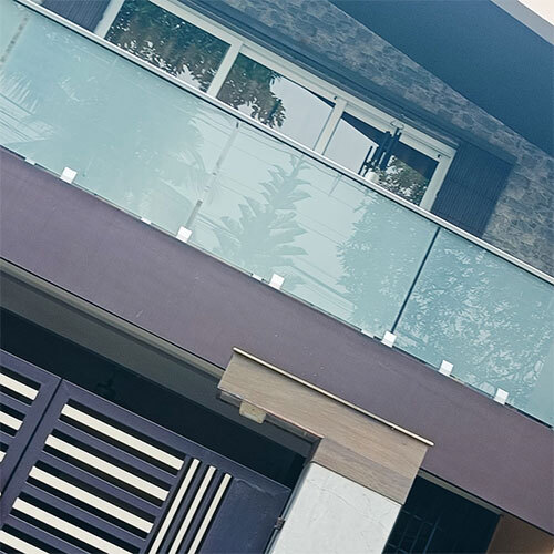 Balcony Glass Railing - Solid Structure, Customizable Thickness, Transparent Finish | Ideal for Partitions & Stair Railings, Durable Coated Glass