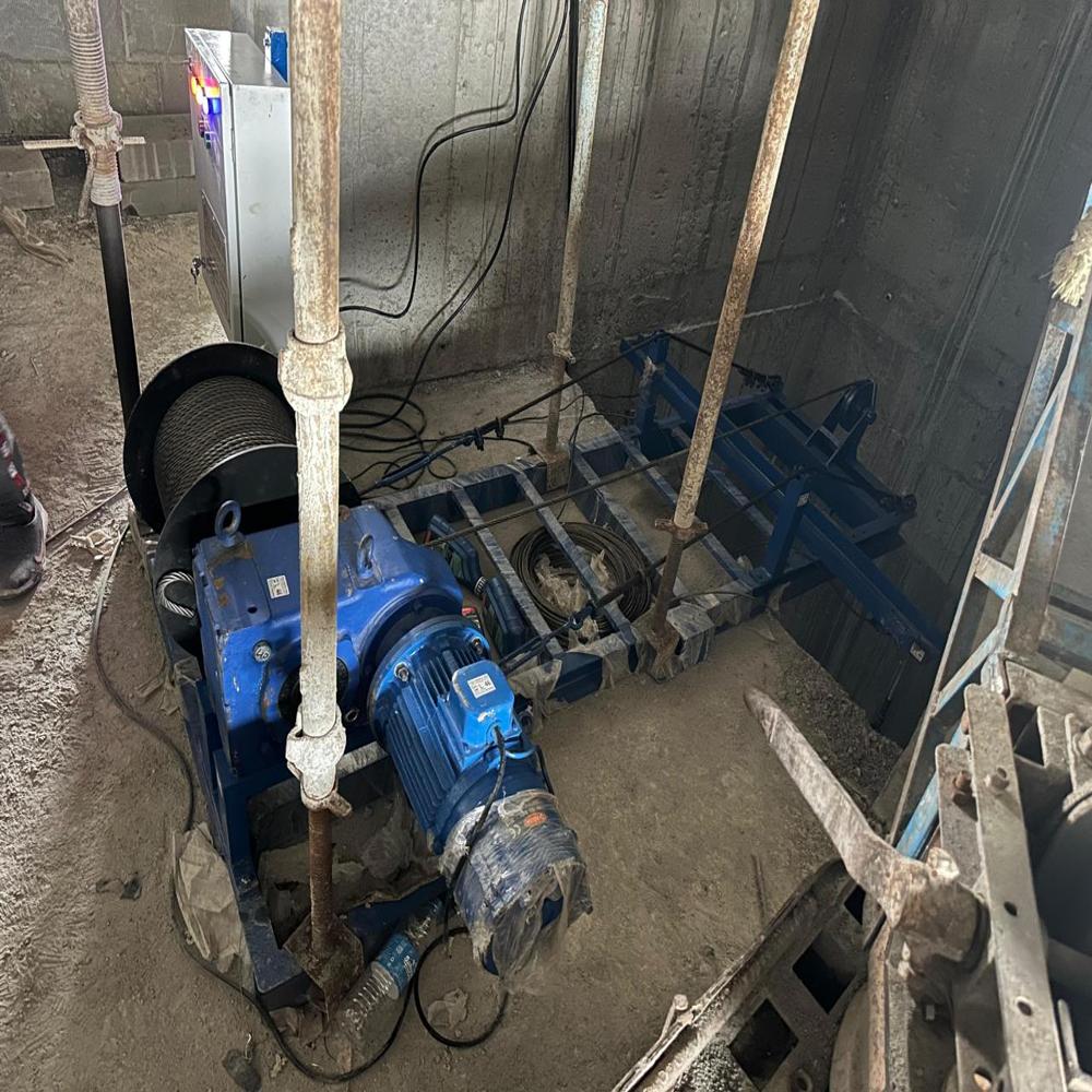 500 Kg Construction Lift - Car Dimension: 40x50 Inch