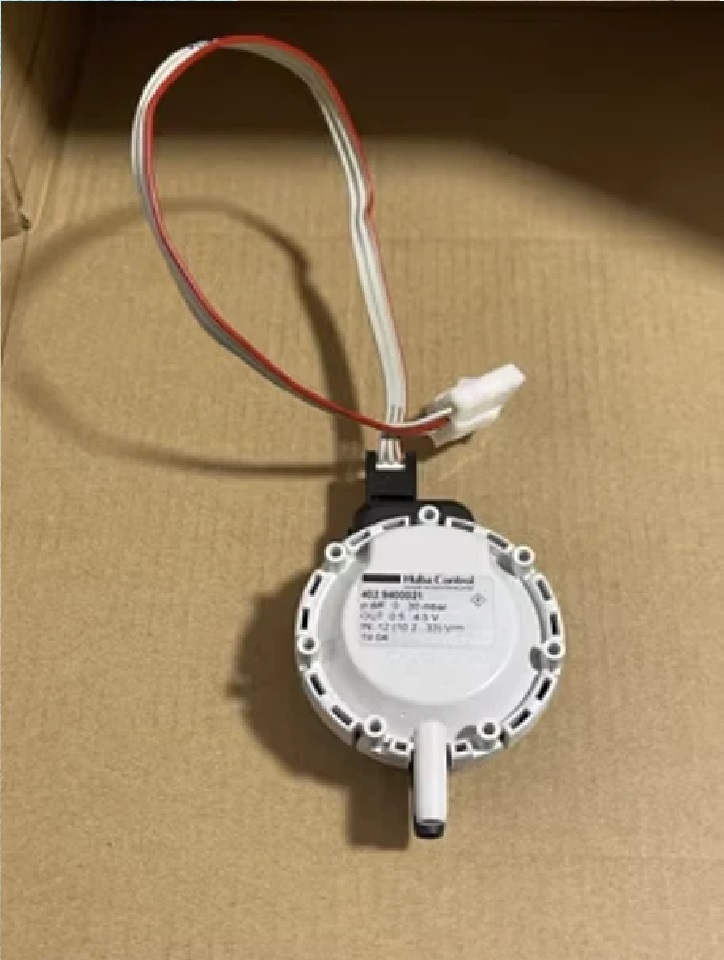 Huba Control Differential Pressure Transmitter Model 402.9400021