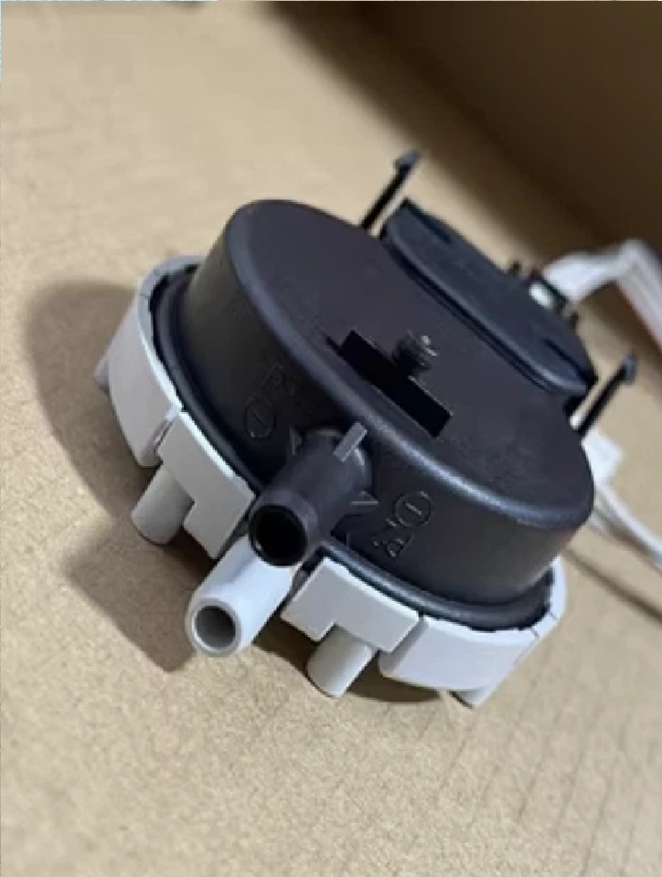 Huba Control Differential Pressure Transmitter Model 402.9400021 - Application: Vab Systems